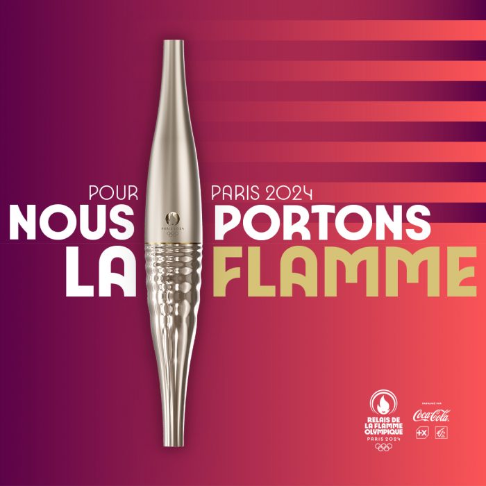 la torche de paris 2024, avec le texte Nous portons la flamme et en bas à droite les logos de Coca-Cola et des Jeux olympiques de 2024.