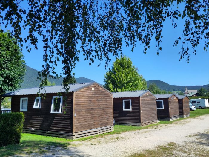 Une rangée de mobil-homes au camping Le Vercors