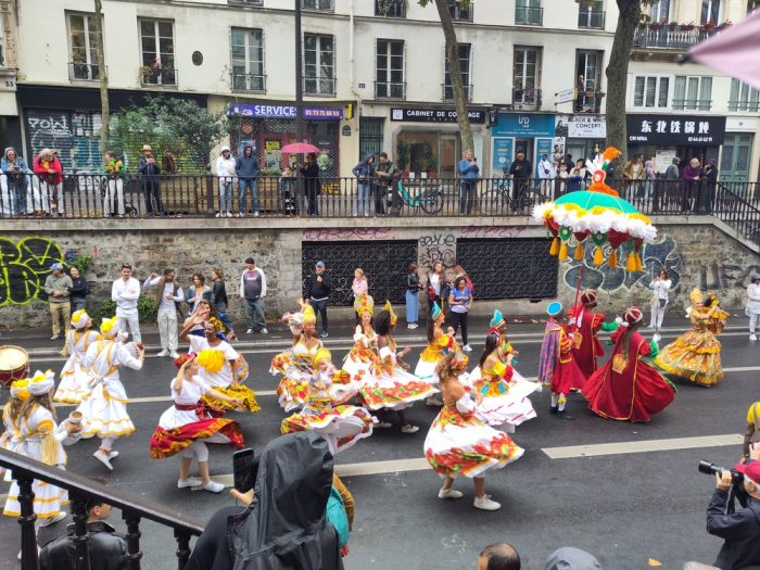 Festival brésilien avec des jolies robes dans une rue de Paris.